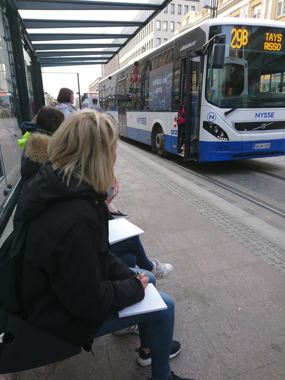 Finnland - Tampere - Claudia und Annsophie strengen sich richtig an bei der Observation