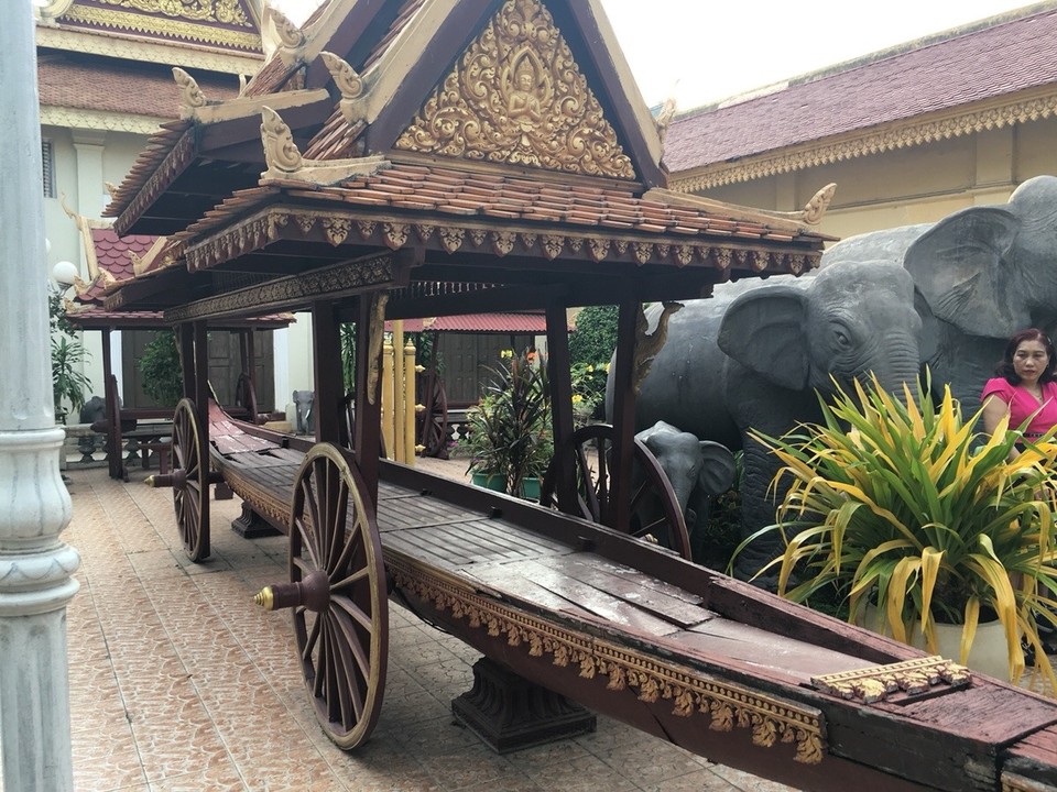Cambodia - Phnom Penh - Wollte noch jemand schonmal ein Auto, dass auch über Wasser fahren kann?