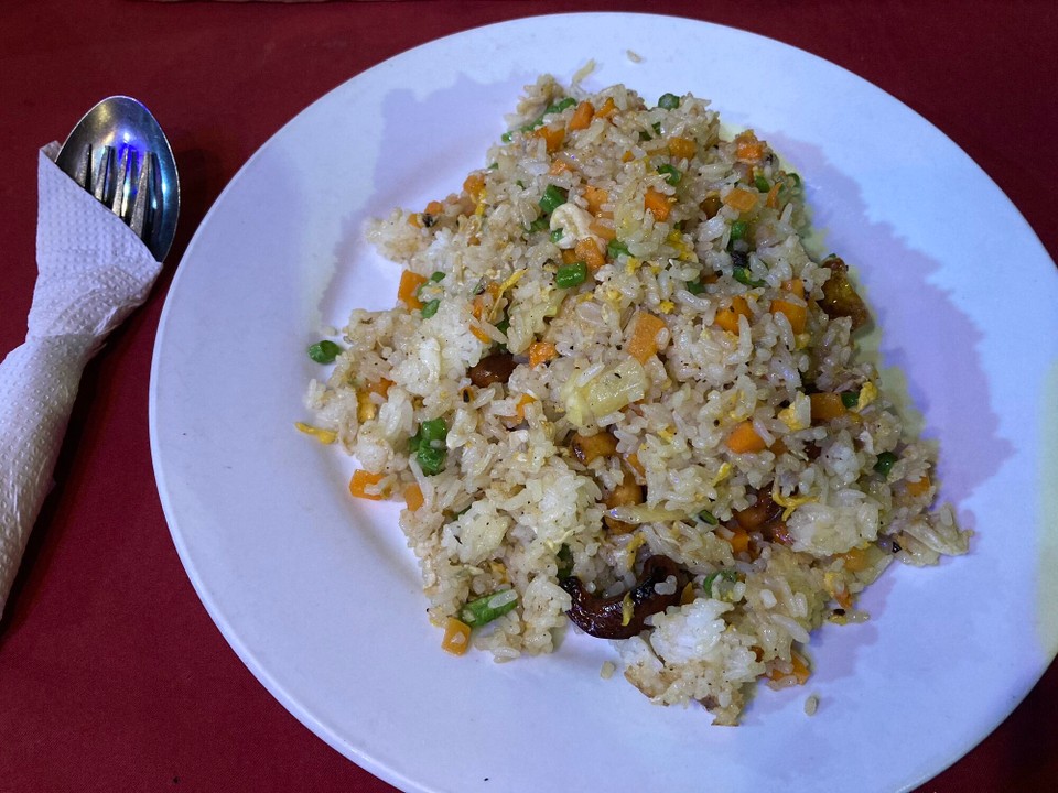 Kambodscha - Kampot - Kao Pad Sarapod - Fried Rice with Pineapple, Onion, Carrot, Cashew Nut, Green Bell Pepper, Raisins