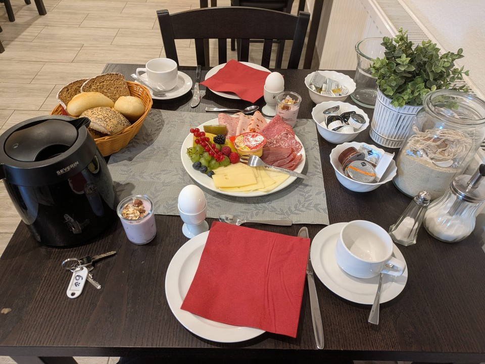 Deutschland - Havelberg - Es begann mit einem liebevollen Frühstück und der Frage, wo man am Sonntag eine neue Fahrradkette für Stefan herbebekommt. Die Wirtin hat alle Kontakte spielen lassen und tatsächlich durften wir in eine Werkstatt.