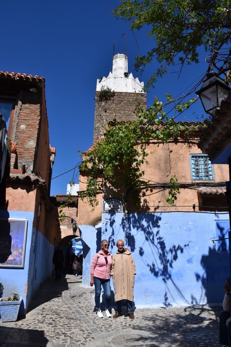 Marokko - Chefchaouen - Schatzi mit unserem netten Stadtführer.