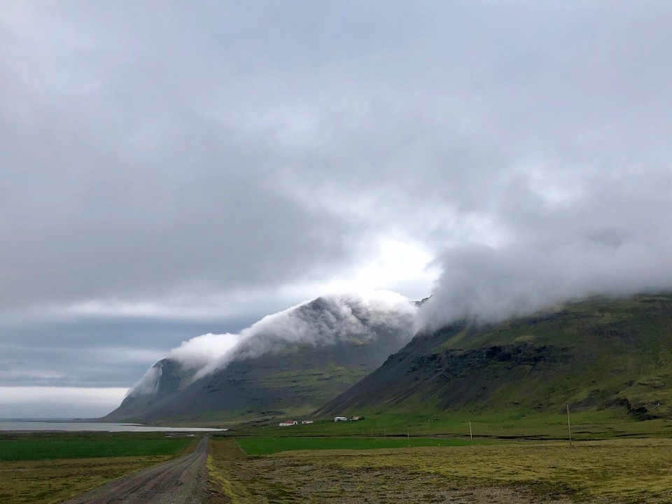 Island - Sveitarfélagið Hornafjörður - Von hier aus sieht das Vestrahorn und das ganze Bergmassiv Klifatindur spektakulär aus. Die Wolken liegen wie eine dünne Bettdecke über dem Massiv. Schön.