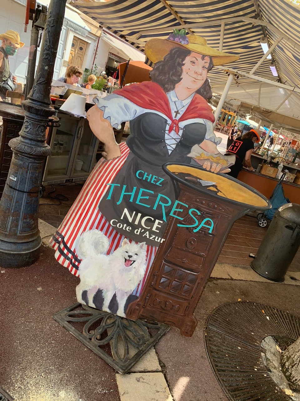 Frankreich - Nizza - Legendäre Speise für Nizza...Socca🤗
Es handelt sich dabei um eine Art Pfannkuchen aus Kichererbsenmehl und ist wahnsinnig lecker😍

Ursprünglich ist es ein Arme Leute Essen und Theresa war wohl die Frau die es nach Nizza gebracht hat💡

