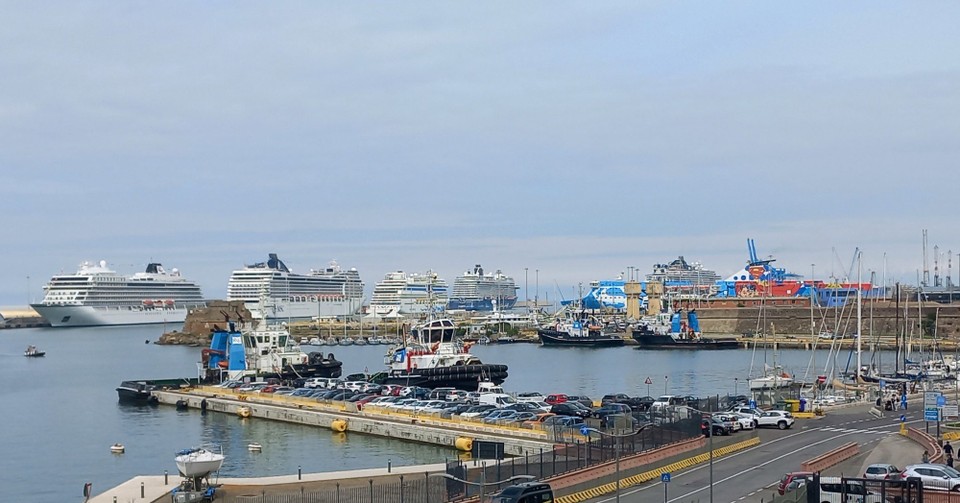 Italien - Civitavecchia - Sechs Kreuzfahrtschiffe im Hafen.