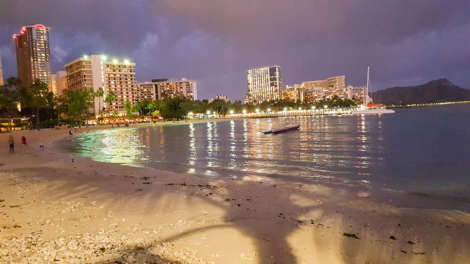 USA - Honolulu - Waikiki bei Nacht