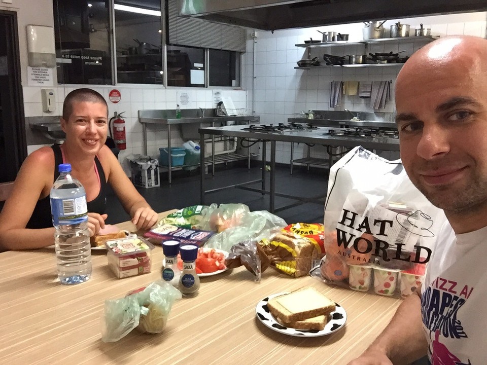 Australia - Darwin - A szállásunk konyhája, a reggelijeink helyszíne. Kezdjük megszokni ezt a kempingezős dolgot. 