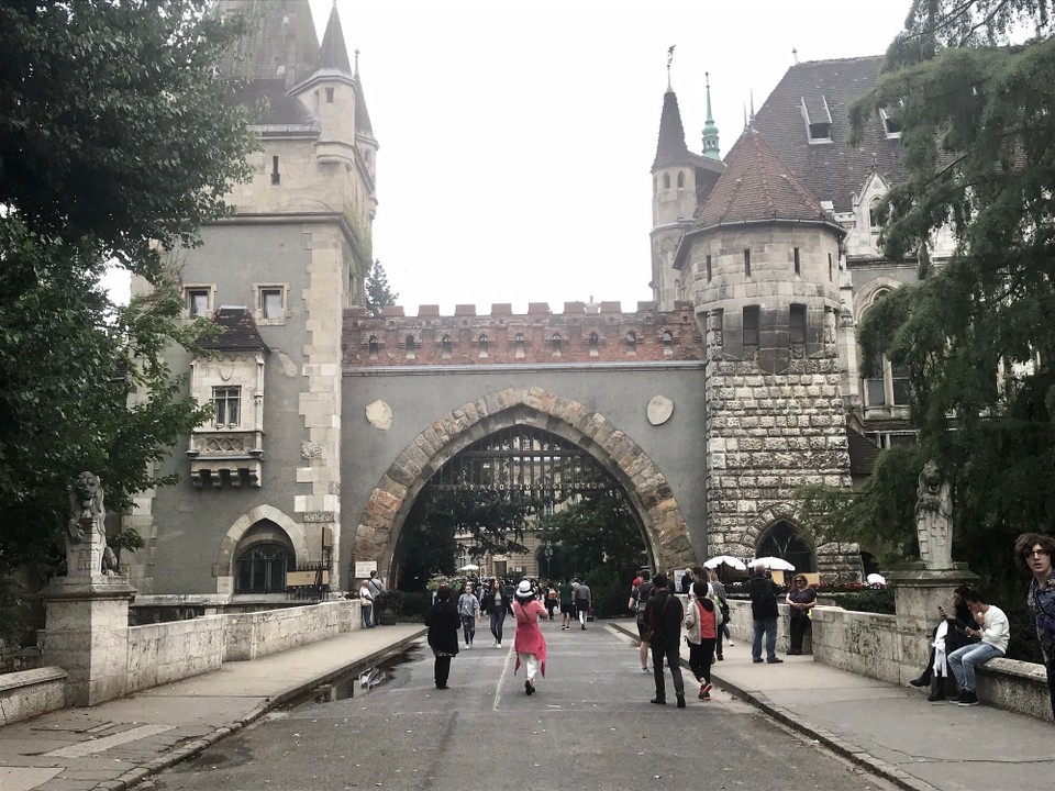 Ungarn - Budapest XIV. kerület - Millenniumsausstellung | Löwenbrücke