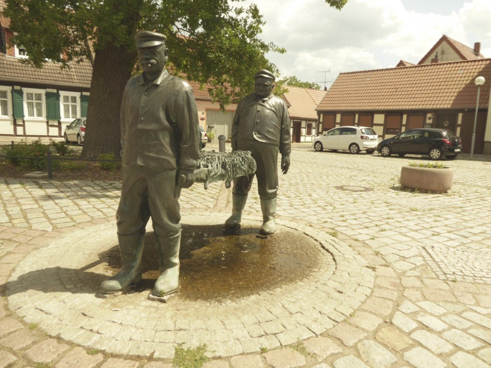 Deutschland - Tangermünde - Und die Symbolstatue für die Fischerei. Das besondere hieran: es tropfte echtes Wasser aus den Netz. Hat uns sehr gefallen.