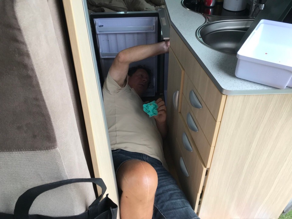 Australien - Nowra - Und Wolfgang bei der erfolglosen Kühlschrank Reparatur 
