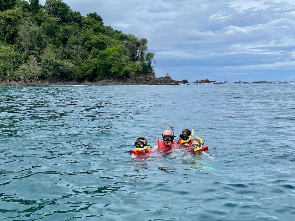 Costa Rica - Osa - Am nächsten Tag gingen wir Schnorcheln🤿😀 es machte sehr viel Spass! Farbige Fische🐠, Schildkröten🐢,Delfine🐬, Korallen und mein Vater sah sogar einen ungefährlichen Hai! Auf der Insel haben wir eine kleine Pause bis wir noch einmal abtauchten.