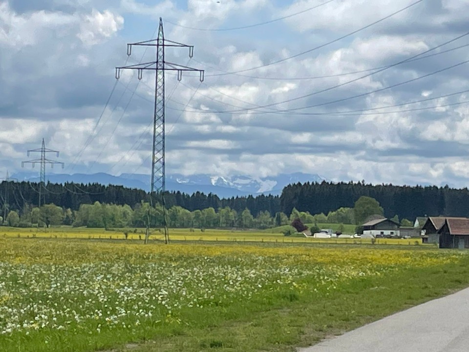 Deutschland - Burggen - Schon etliche Kilometer vorher hat man schemenhaft die Berge erkennen können; nun sieht man, wo die Tour hinführt. 