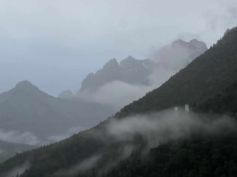 Österreich - Kufstein - 5:30 Uhr Morgengrauen & Blick auf mystische Bergspitzen vom Bett aus 🏔️