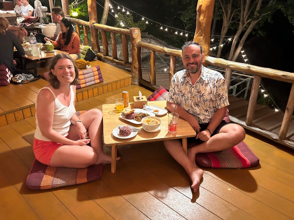 Thailand -  - Es war lecker und mal was anderes, sitzend zu essen. 