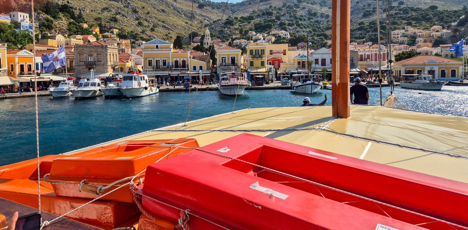 Griechenland - Symi - Detlef entert das Deck des Schiffsführers.