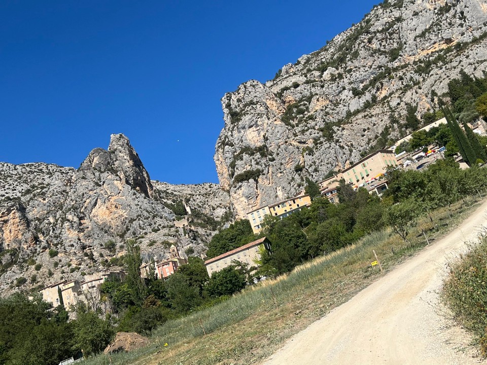 Frankreich - Moustiers-Sainte-Marie - An den Fels geschmiegt und von der Sonne verwöhnt!
