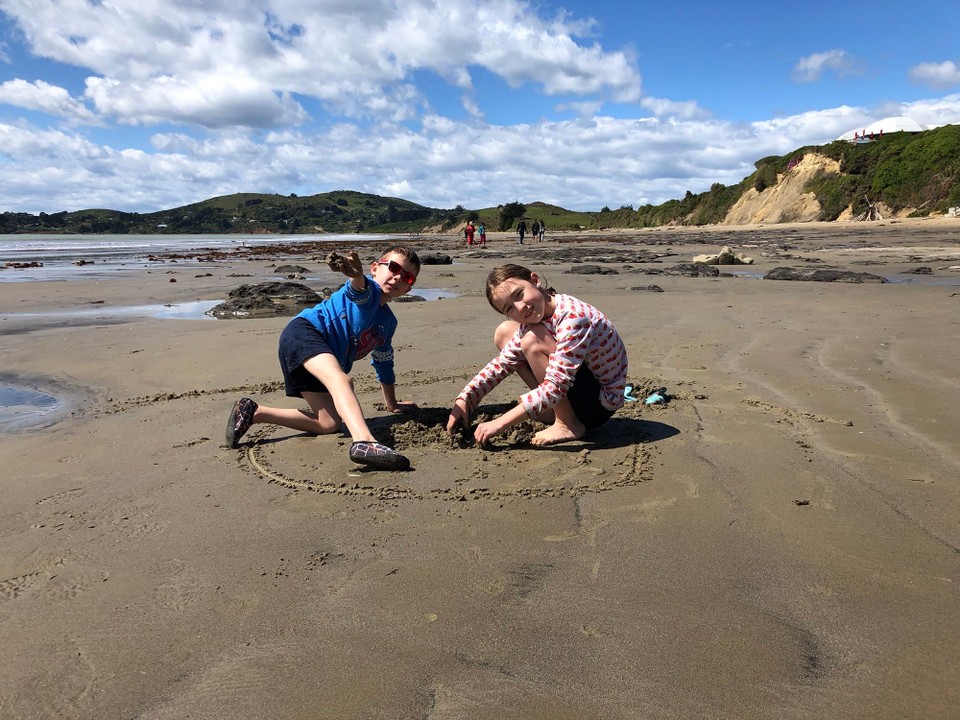 Neuseeland - Moeraki - Lara und Nicolas geniessen den Strand.