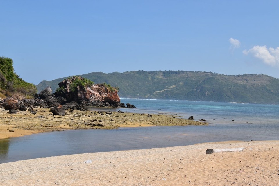 Indonesien - Kabupaten Lombok Tengah - Nächster Halt war eine schöne Bucht wo wir einen Hügel hinaufstiegen.