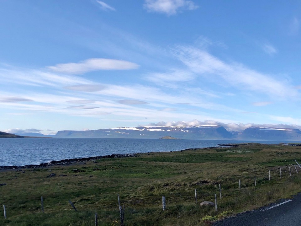 Island - Súðavíkurhreppur - Und 10 Minuten vor 19 Uhr sind wir schon am Ende des Hestfjörður. Vor uns liegt wieder die Insel Vigur und Snæfjallaströnd... Jetzt geht es gleich in einer Rechtskurve in den nächsten Seitenast, den Skötufjörður.