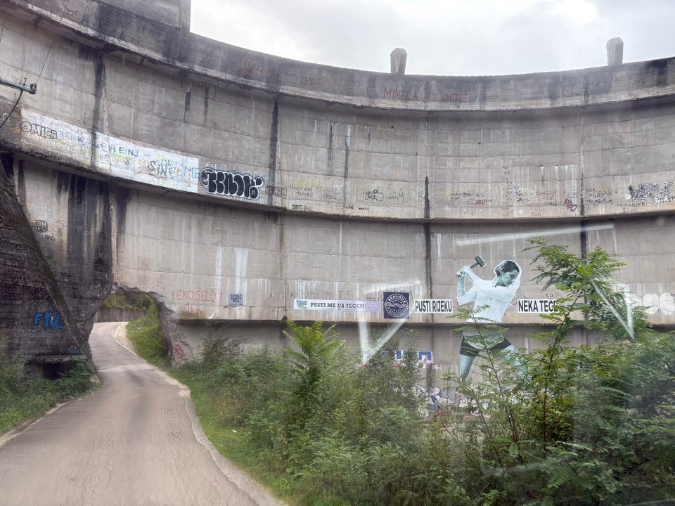 Bosnien und Herzegowina - Konjic - …noch kurz durch die Staumauer…