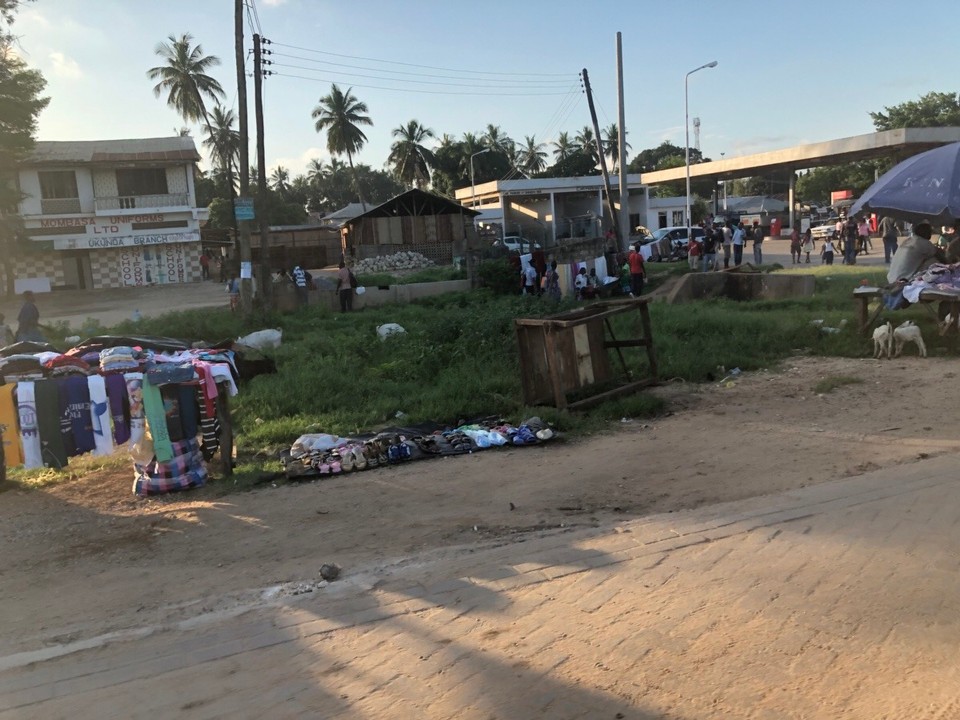 Kenia - Kwale - An jeder Ecke gibt es einen Altkleider Markt...
Da sollten wir uns überlegen was wir in Zukunft wegschmeißen
Andere Menschen leben von unserem „Müll“