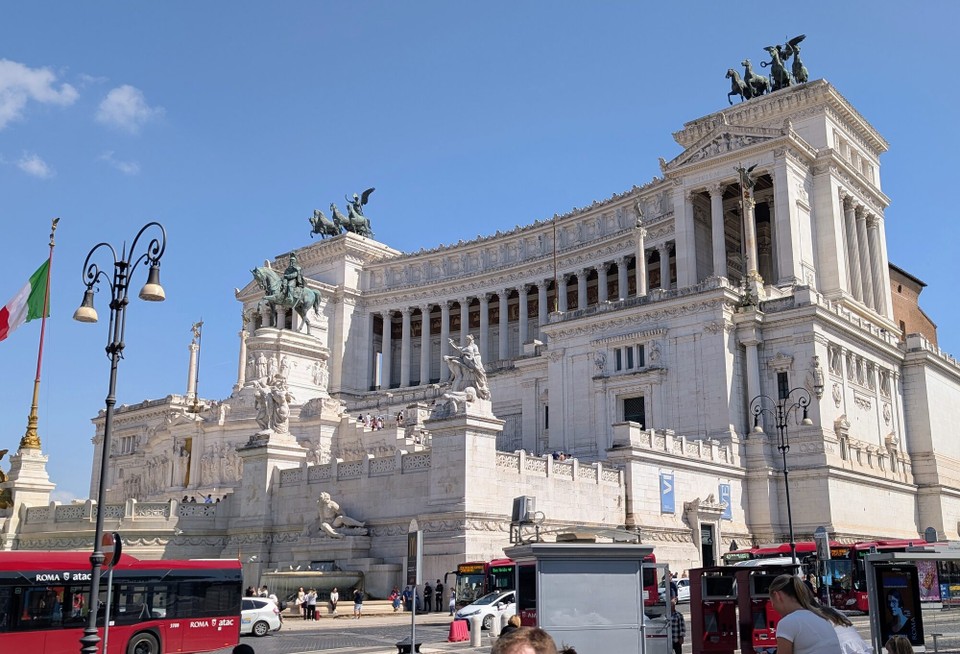 Italien - Rom - Auf dem Weg zum Forum Romanum kommen wir am Altare della Patria, auch Schreibmaschine genannt, vorbei.
