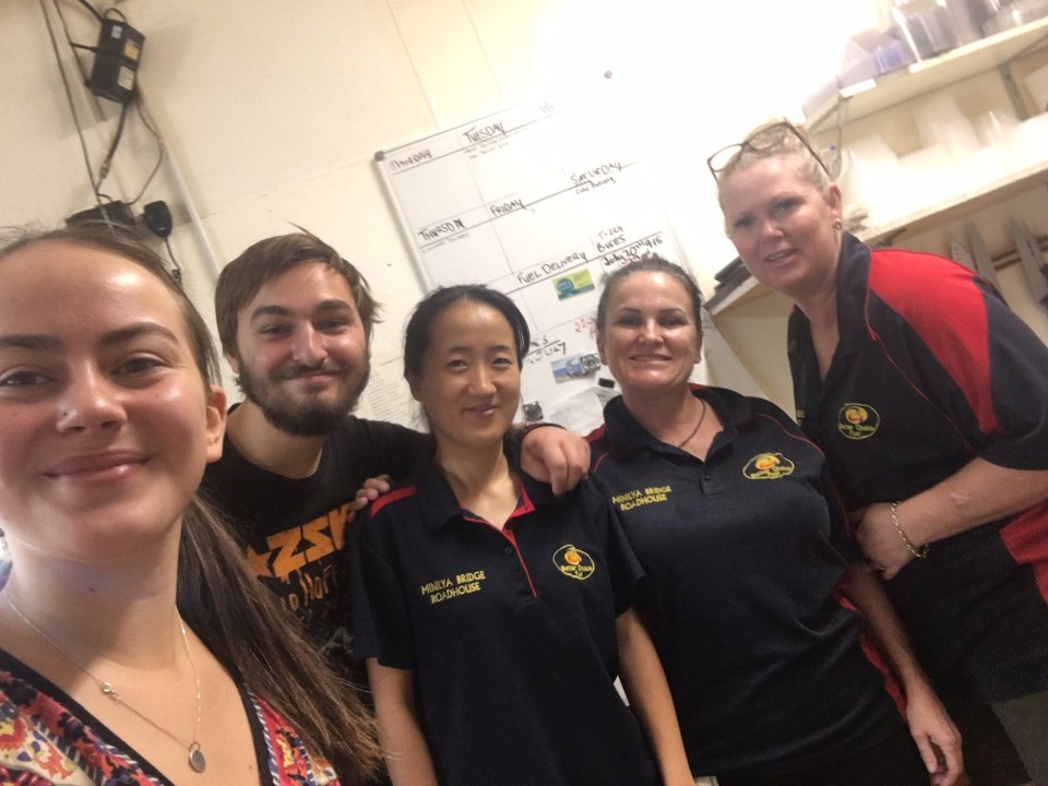 Australien - Minilya - Und ein Gruppenfoto, auch mit unserer Chefin Kathy.