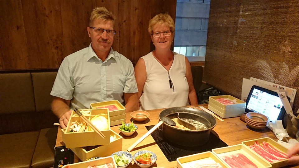 Japan - Aizu-Wakamatsu - Kisten-Stapeln beim Shabu-Shabu (hot pot).