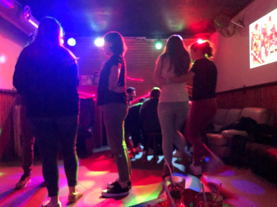 Frankreich - Bordeaux - Eine Latinobar in der sich Marcels Freunde vom Tanzkurs getroffen haben.