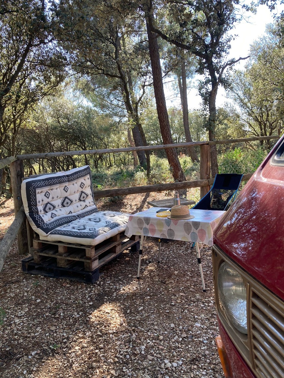 Frankreich - Bédoin - Stellplatz mit Paletten-Möbel