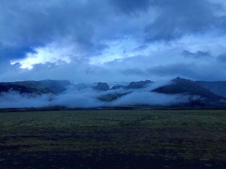 Island - Sveitarfélagið Hornafjörður - Wir hängen im Camper alles zum trocknen auf, die Kiddies haben ihre Pyjis bereits an und wir fahren weiter in Richtung Skaftafell Nationalpark. Da rechts oben kann man schon den grossen Gletscher Vatnajökull sehen. Unser Ausflugsziel für morgen...