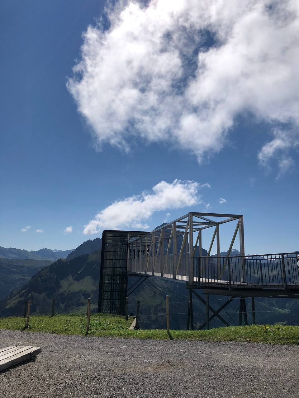 Deutschland - Oberstdorf - Aussichtsplattform und Lift zum unteren Wanderweg mit Ruheliegen 👍