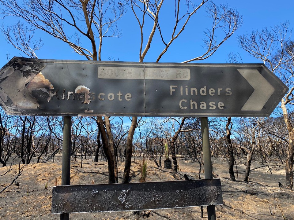 Australien - Flinders Chase - selbst der Wegweiser zum Flinders Nationalpark war vom Feuer arg in Mitleidenschaft gezogen worden
