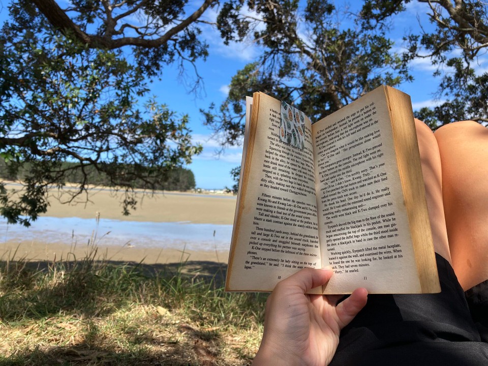 Neuseeland - Hikurangi - Lesen am Wasser