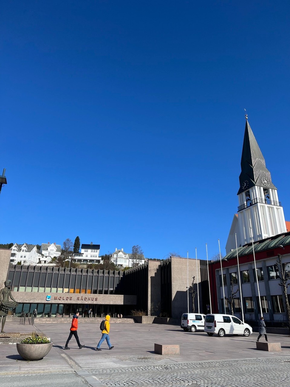 Norwegen - Molde - Das Rathaus und die Kirche