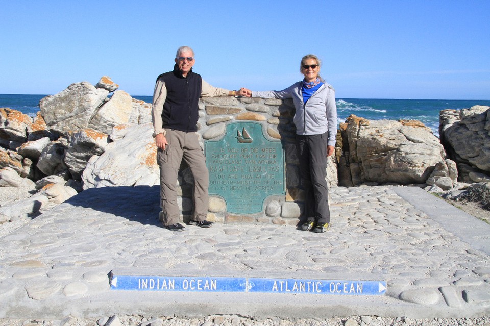 Südafrika - Hermanus - .. mit geografischer Trennlinie von Indischem zu Atlantischem Ozean.