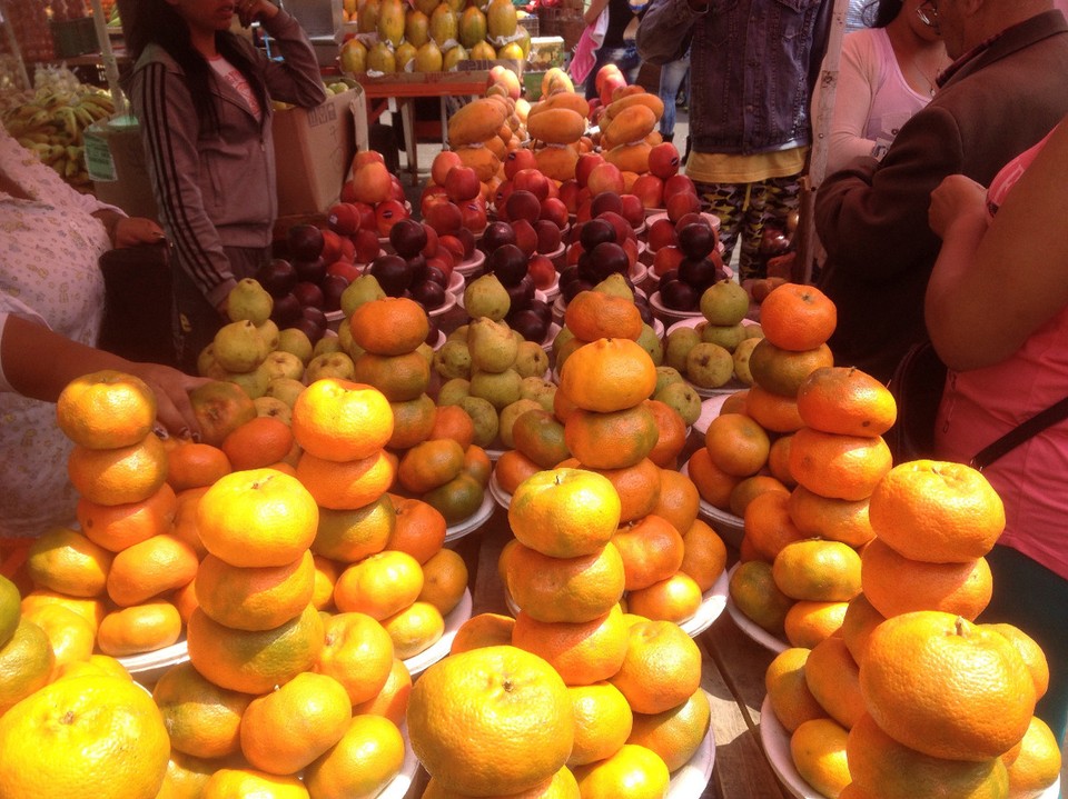 Colombia - Bogotá - Auf dem Markt - Eine interessante Art Früchte darzustellen.