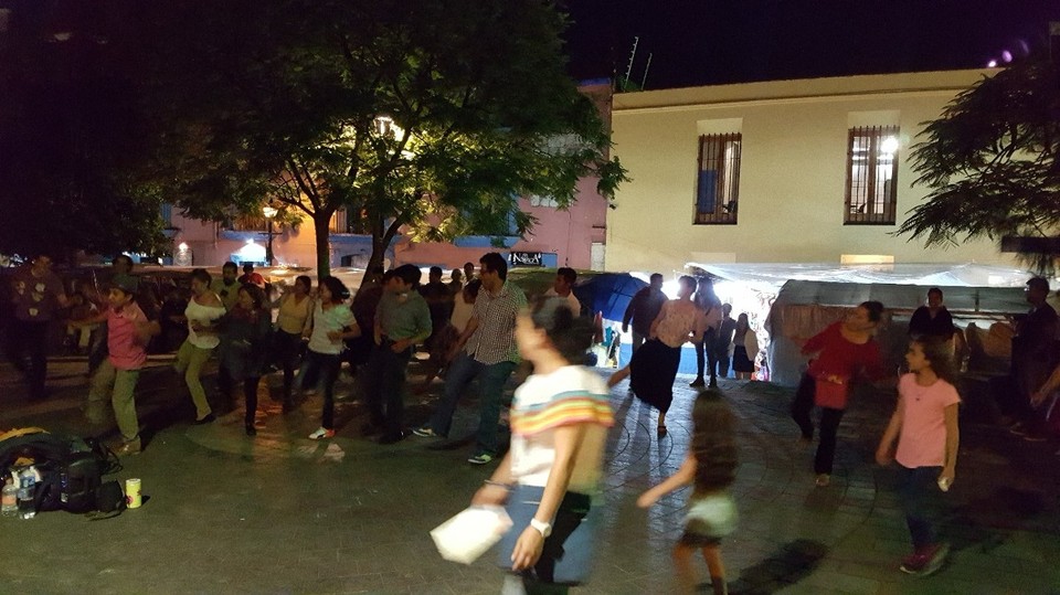 Mexiko - Oaxaca - Eine weitere Wirkung des Mezcal ist es, dass man im Anschluss gerne auf der Straße tanzt... 🤗
Suchbild: Wo ist Anna-Lena?

Nach 2 1/2 eindrucksvollen Tagen ging es "leider" weiter Richtung Pazifik.