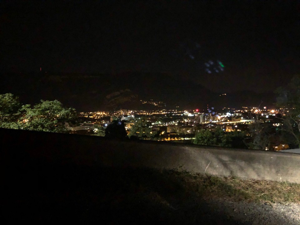 Frankreich - Allemond - Aussicht auf Grenoble von der Residence Le Rabot (der Knast ohne Toiletten, aber wenigstens die Aussicht stimmt)