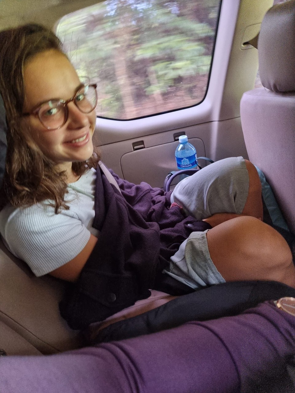 Panama -  - Um 4:30h hat der Wecker geklingelt ⏰ - wir sind bereit für 2 Tage San-Blas-Inseln 🏝 

Auf der Rückbank hieß es für uns zunächst  ca.3,5h wilde Schlaglöcher-Fahrt umgeben von Backpacks & Co. 🎒 