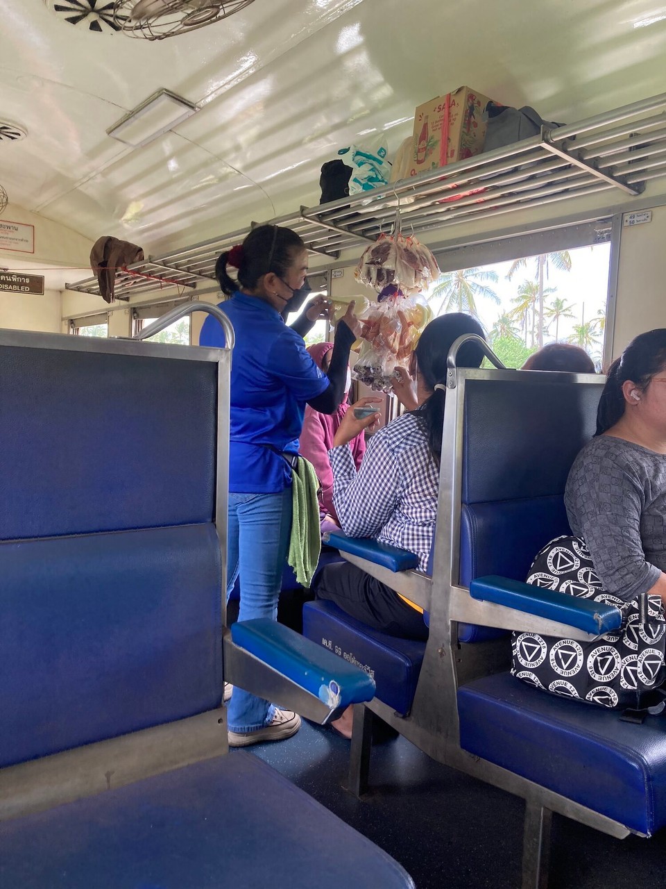 Thailand - Phetchaburi - Im Zug wird dann alles mögliche an Essen und Trinken angeboten und immer durch die Gegend gerufen 🙈 Stille? Fehlanzeige 😂