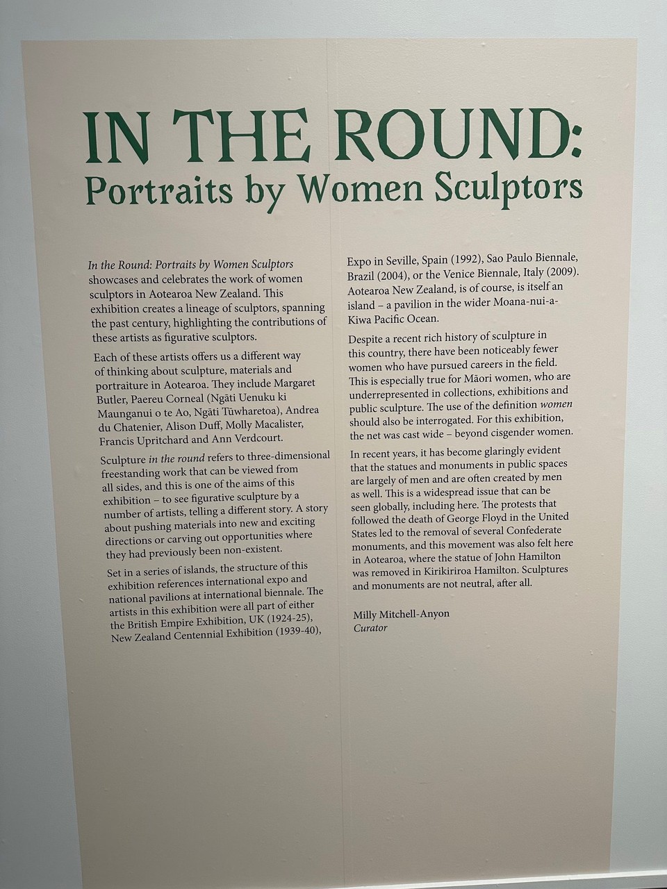 Neuseeland - Wellington - Kunstakademie Ausstellung Portrait by women Skulpturen