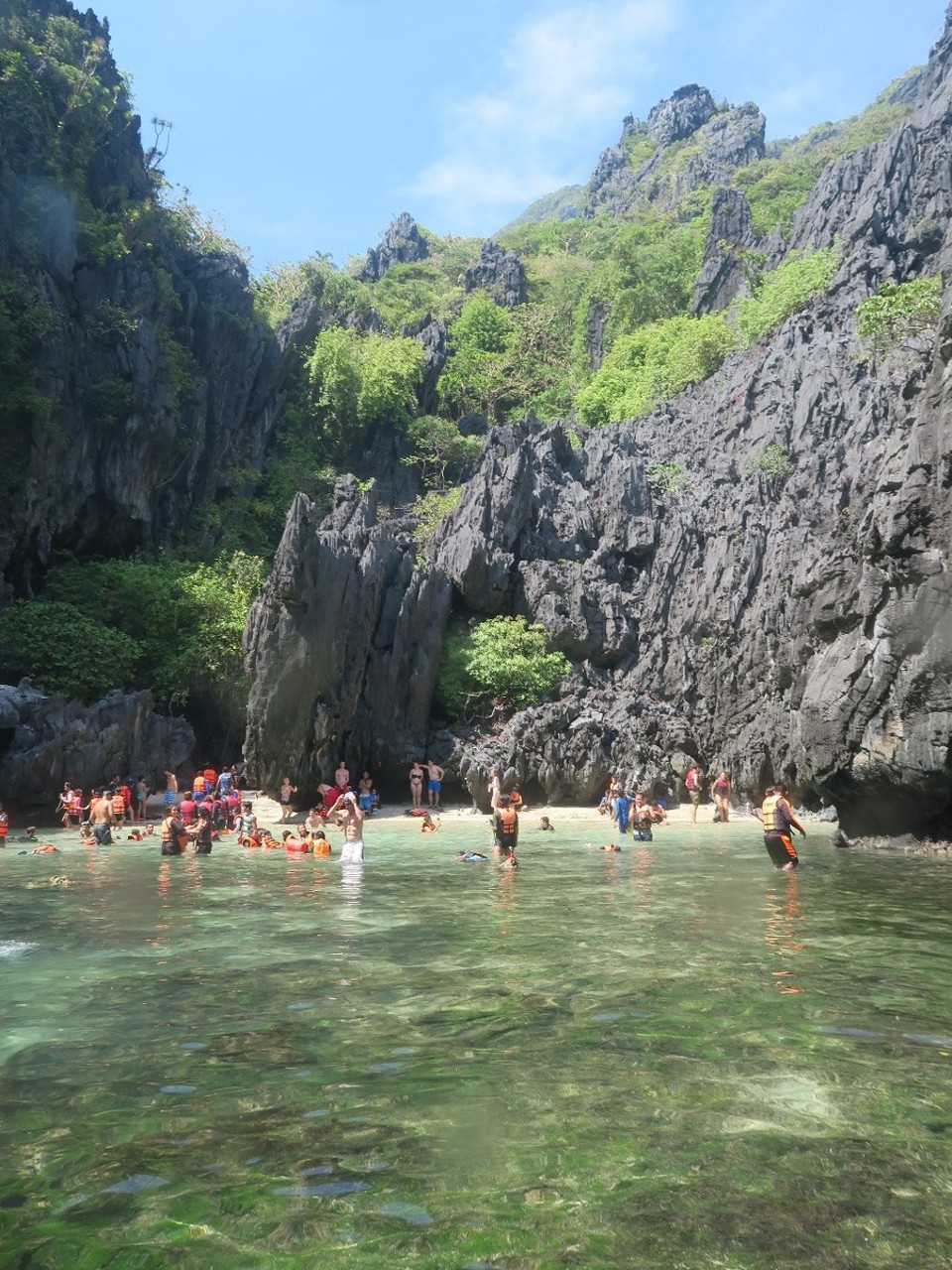 Philippines - El Nido - Secret beach, plus si secrete que ca...j'ai ete sidere par le nombre de personnes ne sachant pas nager et faisant un tour snorkeling....en gilet de sauvetage