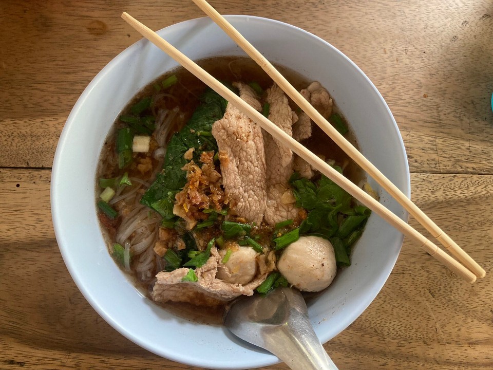Thailand - Chiang Mai - Beginnt der Tag eben heute erst mit Mittagessen 😅 - Pork noodle soup
