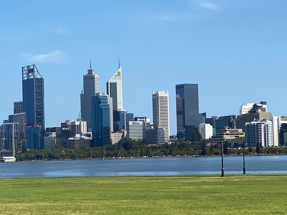 Australien - South Perth - Spaziergang dem Swan River entlang in South Perth mit Sicht auf die City