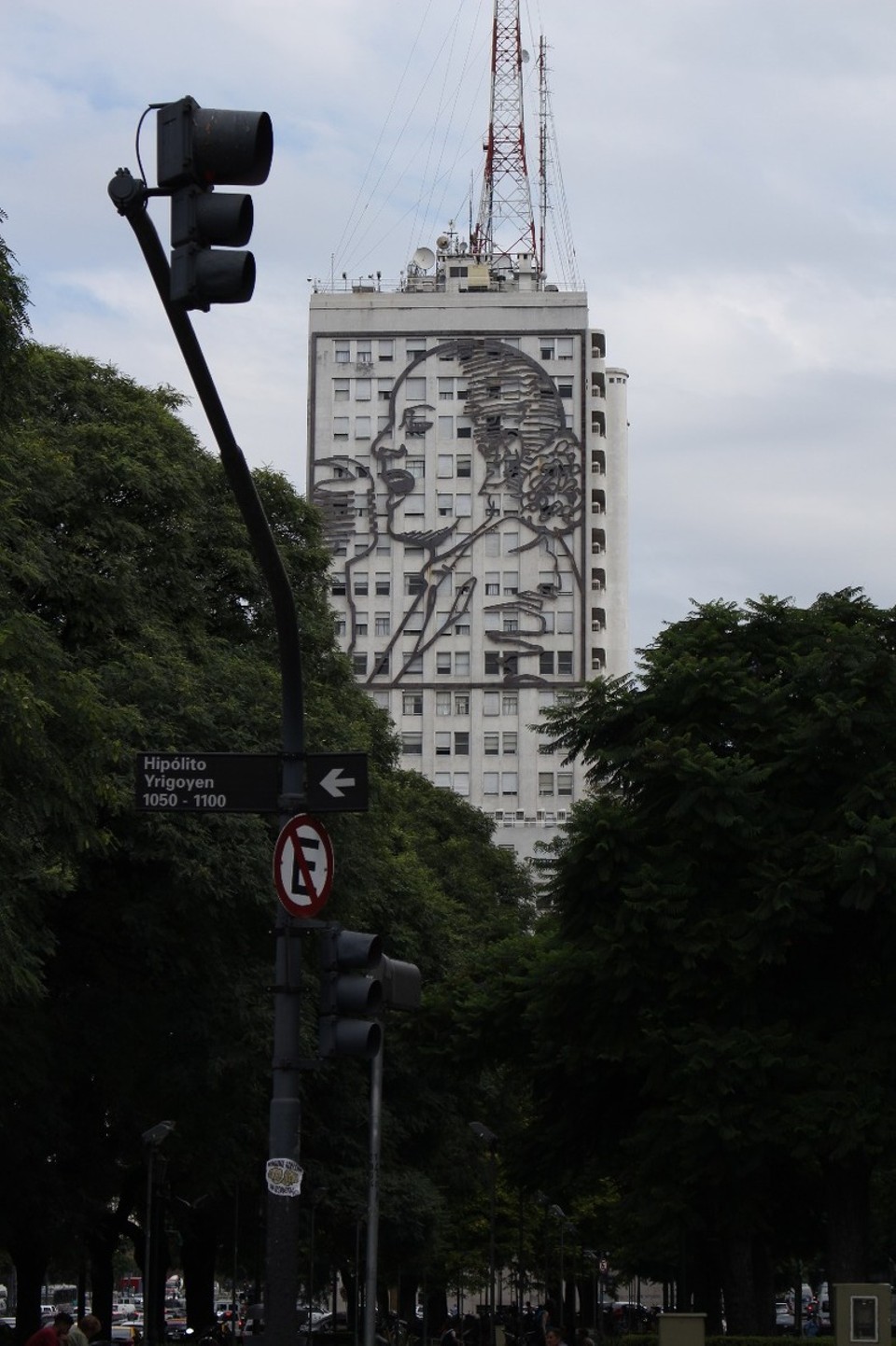 Argentinien - Buenos Aires - Eva Peron: Eine der wichtigsten Symbolfiguren Argentiniens. Für die, die es nicht wissen: Eva Peron war die wichtigste "First Lady" Argentinies im 20. Jahrhundert. Sie war Schauspielerin, was damals so ungefähr den Stand hatte, wie ihn Prostituierte in der Gesellschaft hatten. Und doch heiratete sie den zukünftigen Präsidenten des Landes. Sie galt als das Gesicht des Volkes. So zumindest ein kurzer Abriss ihrer Person. Vielleicht kennt der ein oder andere von euch ja Madonnas Lied "Don't cry for me Argentina" oder das Musical Evita?