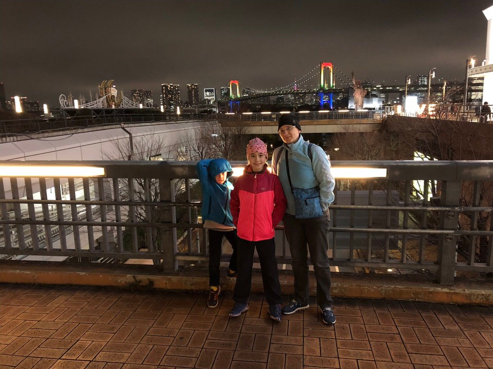 Japan - Minato-Ku - Vor der Rainbowbridge by night.