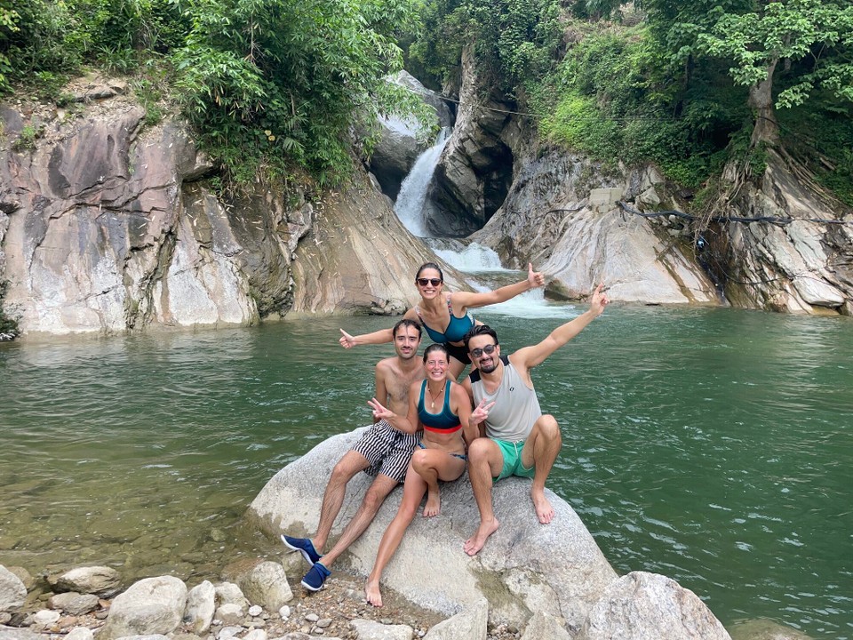Vietnam - Hà Giang - Gute Erfrischung 😌 Mathias und Gorgi kommen mit dem Motorrad zum Wasserfall