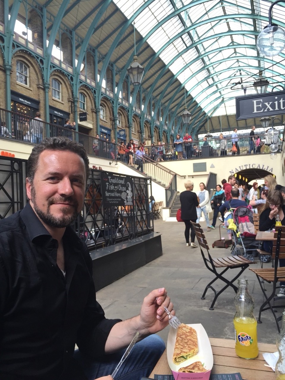 United Kingdom - London - Op de achtergrond (niet te zien) zingt een operazangeres ons toe