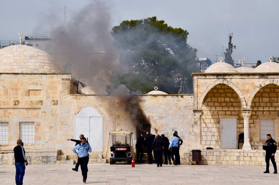 Israel - Jerusalem - Plötzlich ein Knallen wie von einer Gewehrsalve und viele Menschen liefen panisch los. Danach brannte ein Gebäude. Sofort war das ganze Gelände von Polizei und Militär abgeriegelt, es herrschte eine laute und aufgebrachte Stimmung.
Wir traten lieber den geordneten Rückzug an.