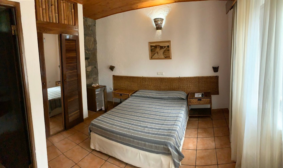 Cape Verde - unbekannt - Notre petite chambre avec plafond en bois et murs en pierres 